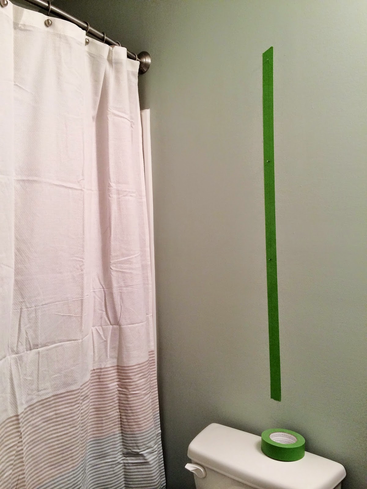 {Jessica Stout Design} Hanging Pictures in a Straight Row