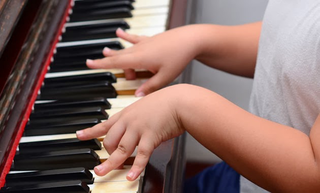 Mengapa tidak dianjurkan untuk menghirup atau mengeluarkan nada secara bersamaan dalam permainan pianika