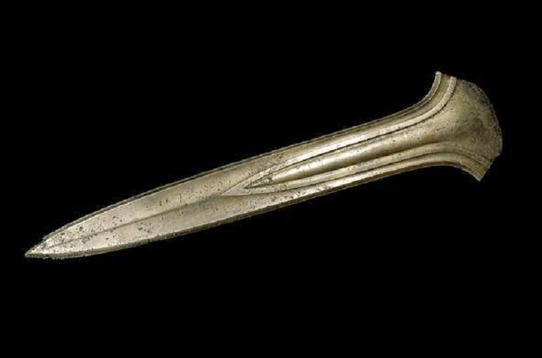 Large ceremonial Bronze Age dagger unveiled The Archaeology News Network