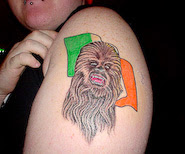 tatuaje de chewbacca con una bandera italiana