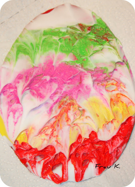 Anleitung / DIY Ostereier aus Papier mit Rasierschaum bunt färben basteln mit Kleinkind