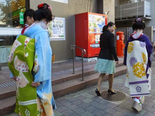 舞妓さんの里春さん、叶子さん、早朝からご苦労さんでした。 舞妓さんの里春さん、叶子さん、早朝からご苦労さんでした。