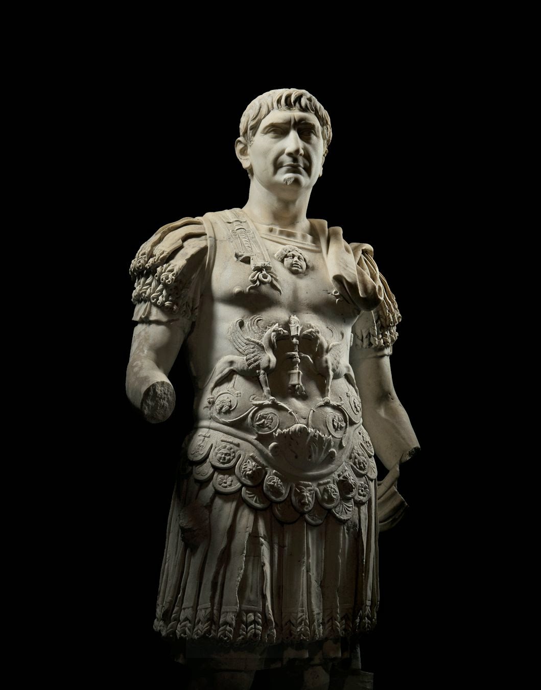Trajano, emperador desde el año 98 hasta su muerte en 117, alcanzó la máxima expansión del Imperio romano en toda su historia. En esta estatua de mármol porta la cota típica de los desfiles triunfales. NY Carlsberg Glyptotek, Copenhague / Fotografiado en los Museos Capitolinos de Roma