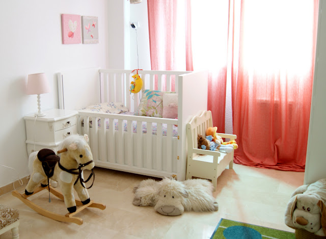 Кімната для новонародженого з ліжечком та іграшками