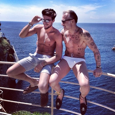 mariano di vaio биография. mariano di vaio fidanzato. mariano di vaio биография фото. mariano di vaio биография-mariano di vaio fidanzato. картинка mariano di vaio биография. картинка mariano di vaio fidanzato. Мне нравится наблюдать за людьми. Многие пугаются, когда я говорю это. Но я расскажу, как все началось. Я сидел на скамейке Оксфорд-стрит в Лондоне. Это была одна из первых моих ночей в городе. Я стал смотреть по сторонам и увидел странно одетого человека. Сами по себе его вещи были не так уж хороши, но он шел так уверенно, преподносил их с таким достоинством, что я невольно поверил – этот человек одет круто. Тогда я понял, что в любом наряде можно выглядеть на миллион. Например, вспомни Рианну. Глядя на нее, всегда думаешь: "Вау, это нереально, почему у меня не получается так одеваться?", а потом видишь ее вещи в магазине: чаще всего они странные, иногда даже пугающие. Но все меняет ее личное отношение к ним и к себе в этих вещах. Или Брэд Питт и Джонни Депп. Может быть, Брэд Питт в сто раз красивее Деппа, но большинство девушек выбирают второго – у него есть шарм, есть особое умение подавать себя. Я люблю моду за эти возможности. mariano di vaio биография. mariano di vaio fidanzato. mariano di vaio биография фото. mariano di vaio биография-mariano di vaio fidanzato. картинка mariano di vaio биография. картинка mariano di vaio fidanzato. Мне нравится наблюдать за людьми. Многие пугаются, когда я говорю это. Но я расскажу, как все началось. Я сидел на скамейке Оксфорд-стрит в Лондоне. Это была одна из первых моих ночей в городе. Я стал смотреть по сторонам и увидел странно одетого человека. Сами по себе его вещи были не так уж хороши, но он шел так уверенно, преподносил их с таким достоинством, что я невольно поверил – этот человек одет круто. Тогда я понял, что в любом наряде можно выглядеть на миллион. Например, вспомни Рианну. Глядя на нее, всегда думаешь: "Вау, это нереально, почему у меня не получается так одеваться?", а потом видишь ее вещи в магазине: чаще всего они странные, иногда даже пугающие. Но все меняет ее личное отношение к ним и к себе в этих вещах. Или Брэд Питт и Джонни Депп. Может быть, Брэд Питт в сто раз красивее Деппа, но большинство девушек выбирают второго – у него есть шарм, есть особое умение подавать себя. Я люблю моду за эти возможности.