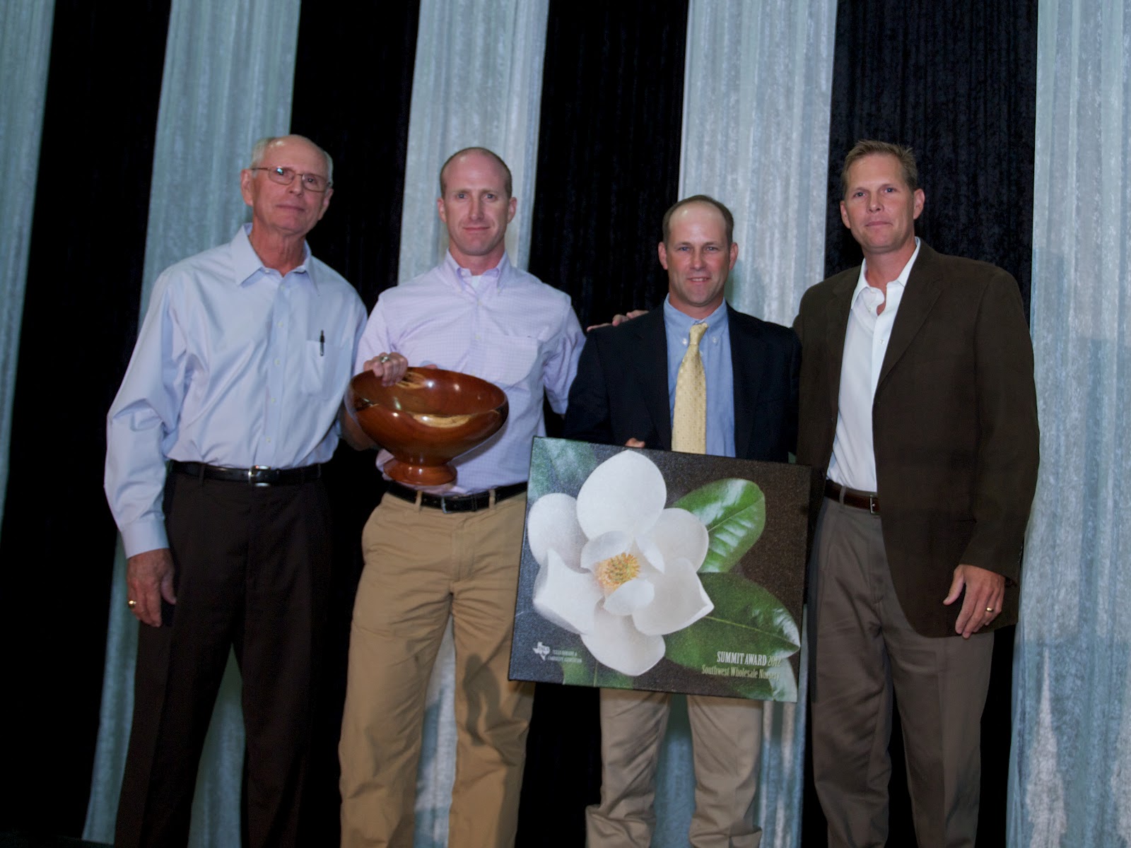 Nursery Landscape Expo Awards Dinner 2017 Lambert Landscape Company Garden On The Creek Recipient Of 2017 Grand Platinum Teil Award