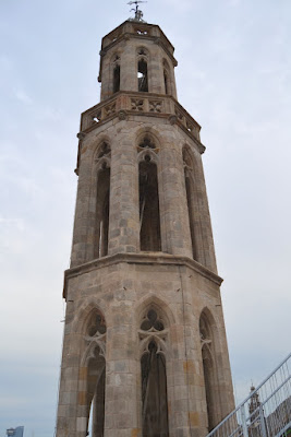 Torre situada a la derecha de la fachada