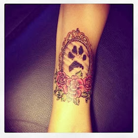 Significados da tatuagem de pata de cachorro com flores no pulso