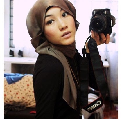 Tutorial Gaya Hijab Simple dengan Scarf Satin Segi Empat Tutorial Gaya Hijab Simple dengan Scarf Satin Segi Empat