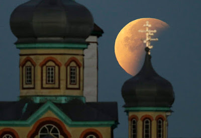 Szuperhold és teljes holdfogyatkozás. Fotó: Tatyjana Zenkovics/EPA/MTI szuperhold, teljes holdfogyatkozás, Magyarország, csillagászat, tudomány,