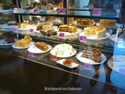 Doce Vanilla: Vitrine de Tortas Doces da loja de Vilas do Atlântico Doce Vanilla: Vitrine de Tortas Doces da loja de Vilas do Atlântico