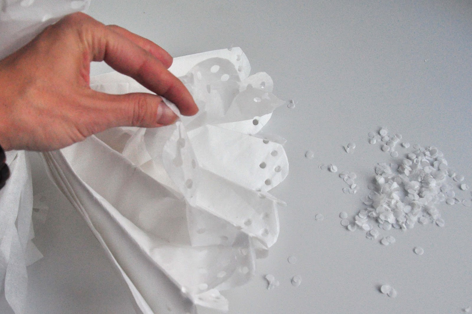 Aesthetic Nest Craft Eyelet Tissue Pom Poms (Tutorial)