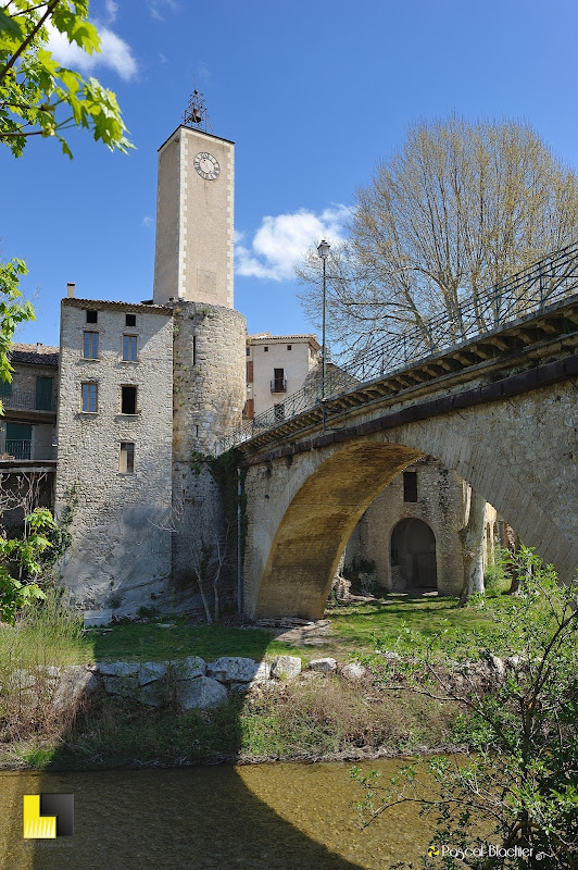 le beffroi et le pont de mollans sur ouvèze photo pascal blachier au delà du cliché