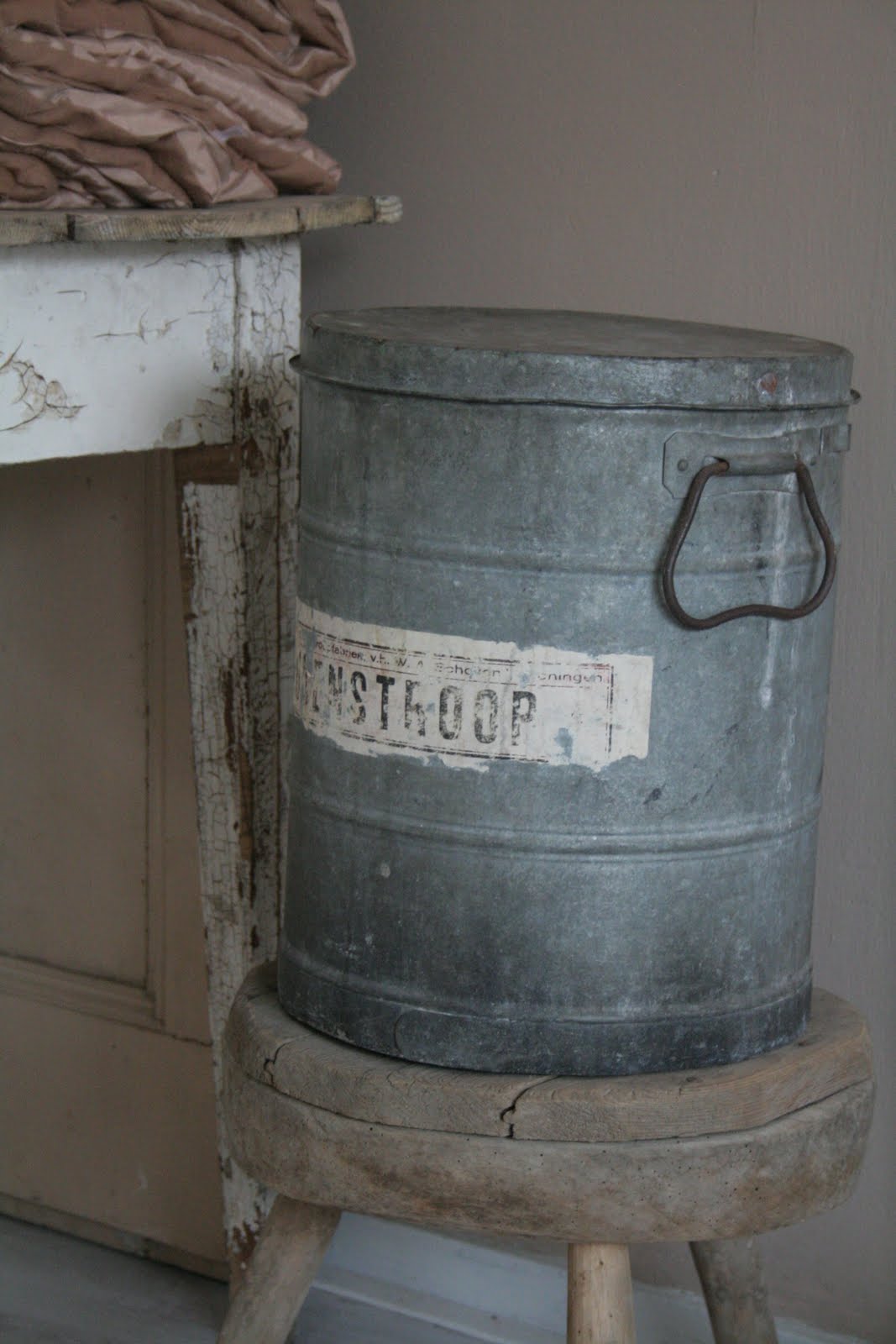 Brocante woonkamer kleuren: old basics brocante vitrinekast in beeld.
