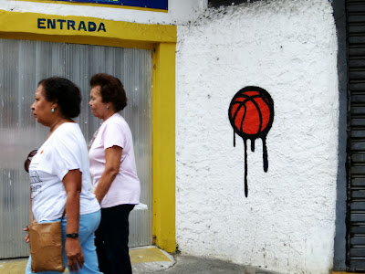 Grafite de entrada, by Guillermo Aldaya / PhotoConversa