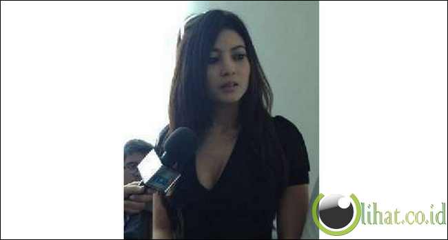 Novi Akui Gayanya yang Seksi Novi Akui Gayanya yang Seksi