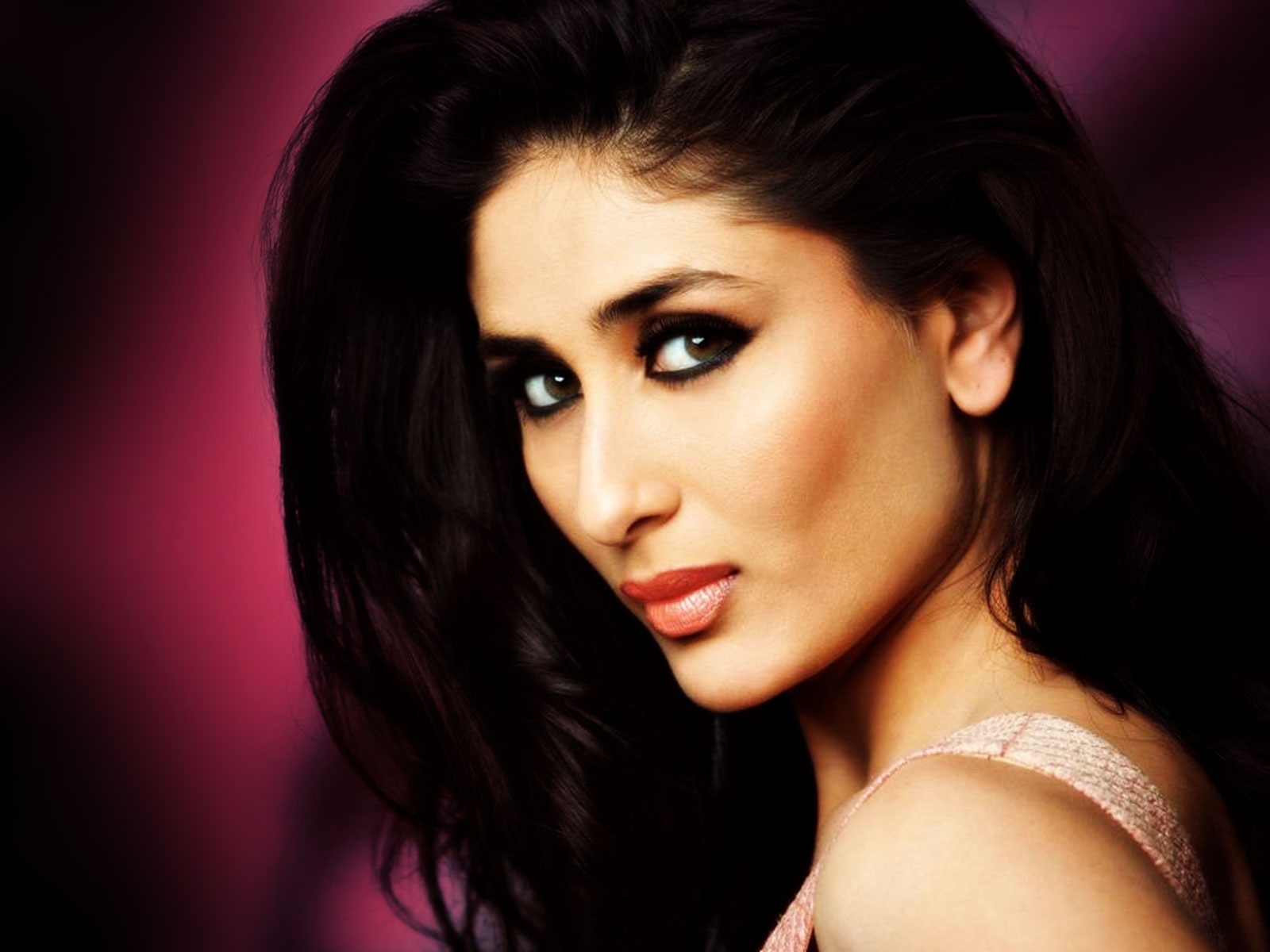 http://4.bp.blogspot.com/-Mc2Wb-8kHWk/Tk4xU37ptOI/AAAAAAAAQEA/XEPIzfX_U9I/s1600/Kareena%2BKapoor%2BHot%2B%25252810%252529.jpg