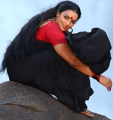 Swetha Menon Hot Black Saree in Thaaram Movie Stills