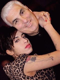Pai de Amy Winehouse diz que falou com cantora após ela ter morrido Pai de Amy Winehouse diz que falou com cantora após ela ter morrido