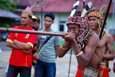 Sumpit, Inilah Senjata Tradisional Suku Dayak yang Lebih Ditakuti daripada Peluru Sumpit, Inilah Senjata Tradisional Suku Dayak yang Lebih Ditakuti daripada Peluru