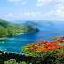 Isla bonita montañosa con plantas barcos y casas