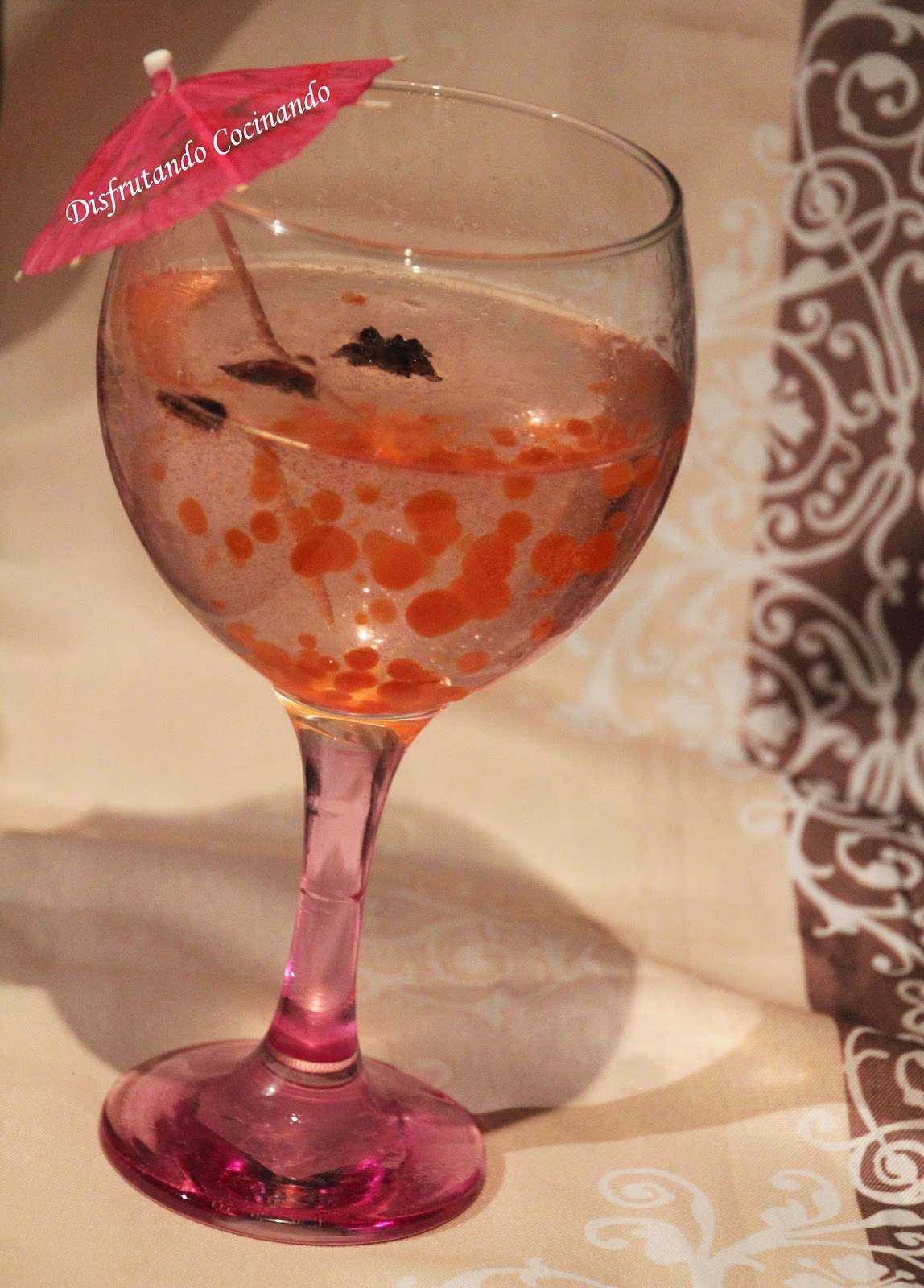 Gin Tonic de fresa con tónica de pimienta rosa y esferificaciones de fresa