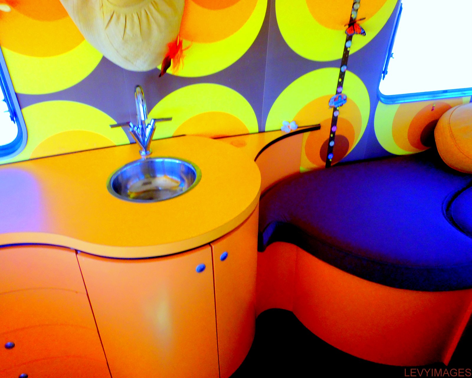 http://4.bp.blogspot.com/-MkNxleVMdPg/UT0OmSs7AgI/AAAAAAAANXM/rmEzCsnRsTg/s1600/bubbles-retro-artdeco-vintage-fibreglass-1972-oxford-concord-new-zealand-caravan-hil-mario-stapper-life-enjoyers-wanaka-freedom-camping-the-flying-tortoise-003.jpg