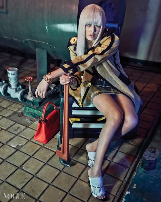 Vogue Korea February 2015, Choi Ara Moschino 2015 SS Golden Mesh Trench Coat Editorials