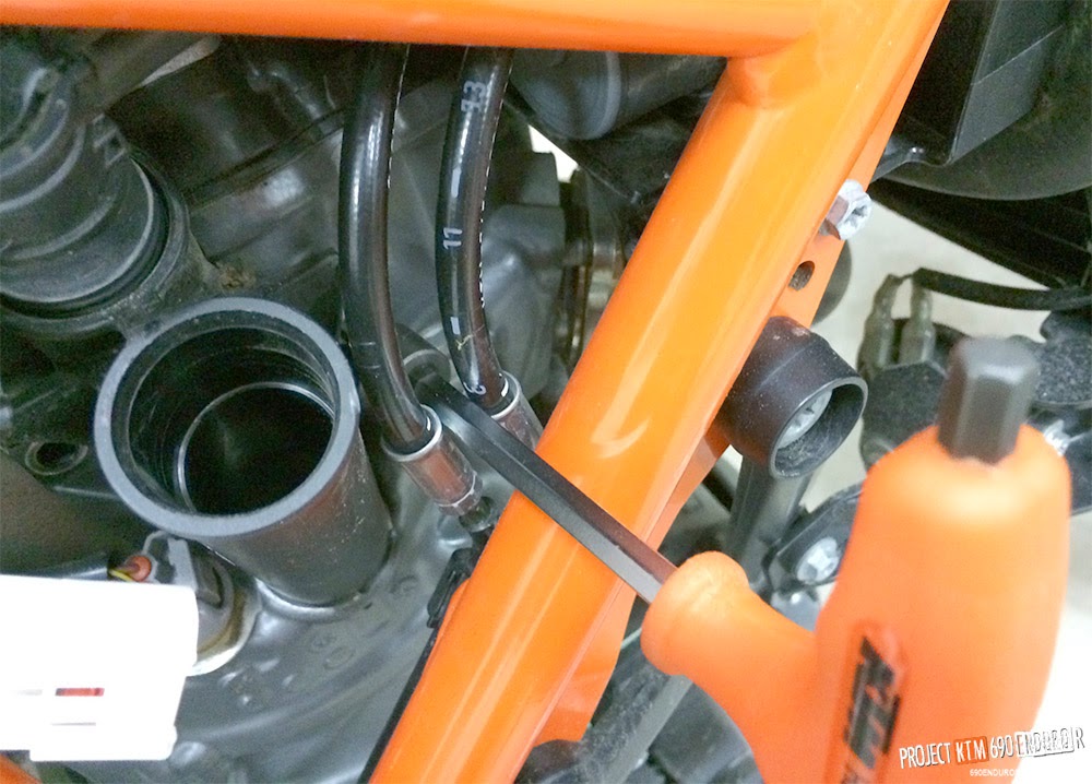 project KTM 690 Enduro R Removing KTM 690 Enduro R spark plugs