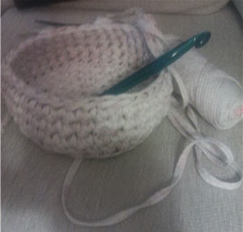 Mi primera cesta de trapillo a punto para hacerle el borde Mi primera cesta de trapillo a punto para hacerle el borde