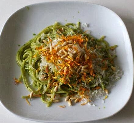OGGI CUCINA ANGELO: SPAGHETTI AL PESTO E FIORI DI CALENDULA