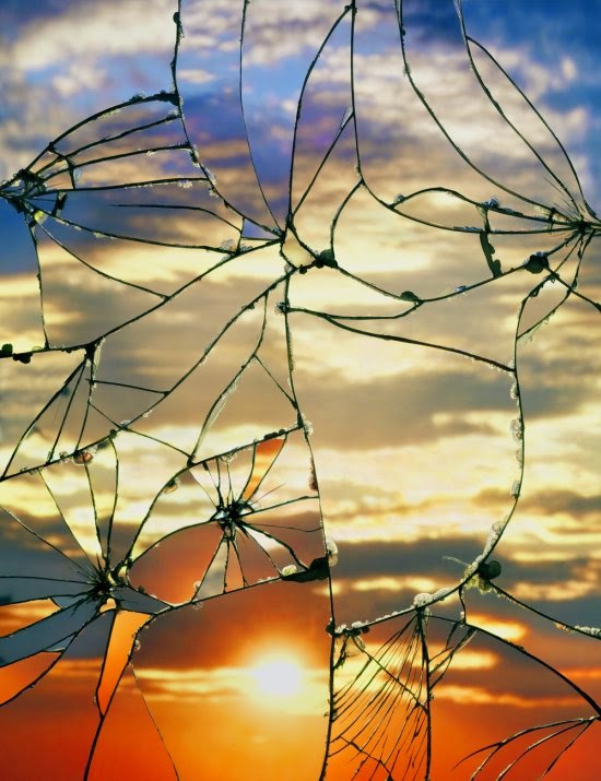 As lindas fotografias com pores do sol vistos através de espelhos quebrados de Bing Wright Bing Wright fotografia céus espelho quebrado broken mirror evening skies