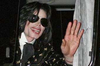 Advogado define valor da indenização sobre a morte de Michael Jackson Michael+jackson+acena+para+f%C3%A3s