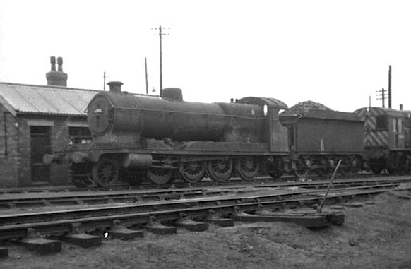04/2 Class 2-8-0 63842 Langwith Junction Shed 6x4 Quality British Rail Photo 