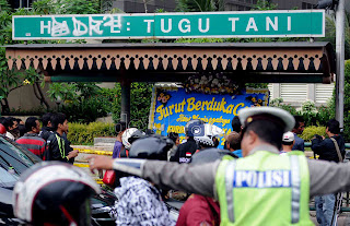 Tugu Tani setelah kecelakaan