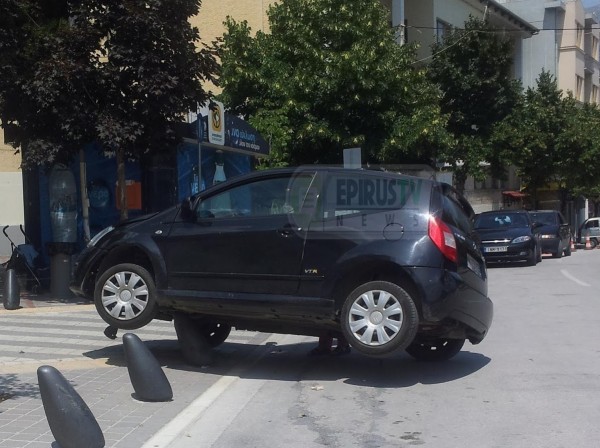 Tί έπαθε γυναίκα οδηγός στα Γιάννενα στην προσπάθειά της να παρκάρει!!