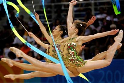 بالصور: بطلات الجمباز الإيقاعي The+rhythmic+gymnastic+team+from+Belarus+performs+with+ribbo