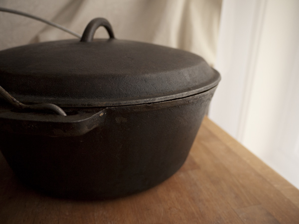 Cast iron pot / dutch oven
