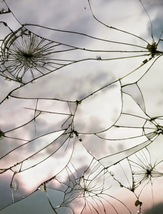 As lindas fotografias com pores do sol vistos através de espelhos quebrados de Bing Wright Bing Wright fotografia céus espelho quebrado broken mirror evening skies