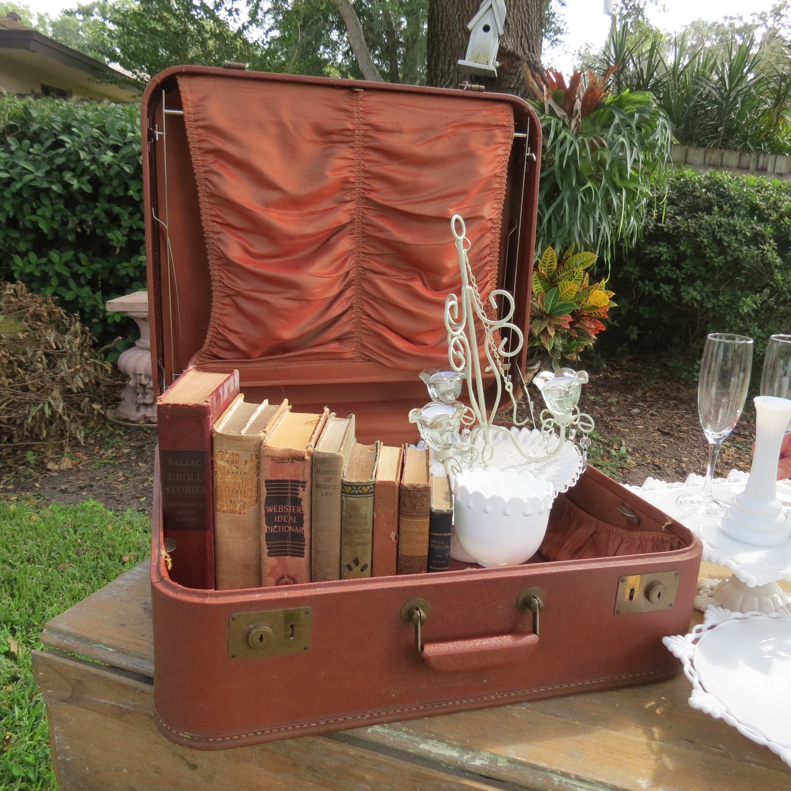 Sue bee and butterflies: vintage chic affairs