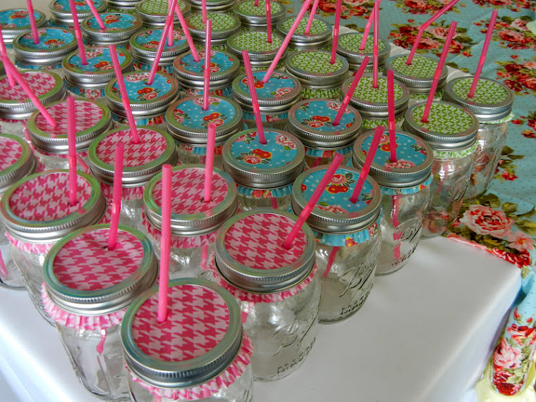 What a sweet idea from Settingthemood blog...cupcake liners over mason jars for outdoor drinks!