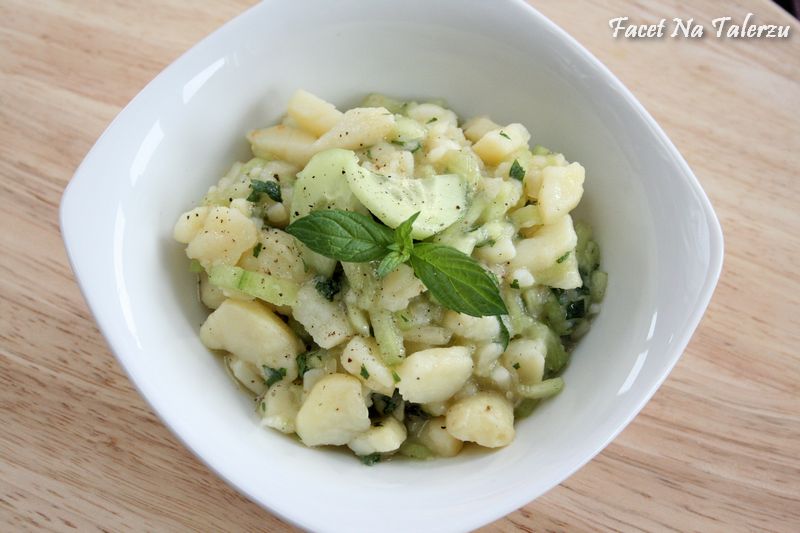 Salatka Ziemniaczana Z Ogorkiem Kartoffel Gurken Salat Facet Na Talerzu