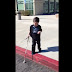 Vídeo emocionante: Menino cego de 4 anos aprende a usar bengala