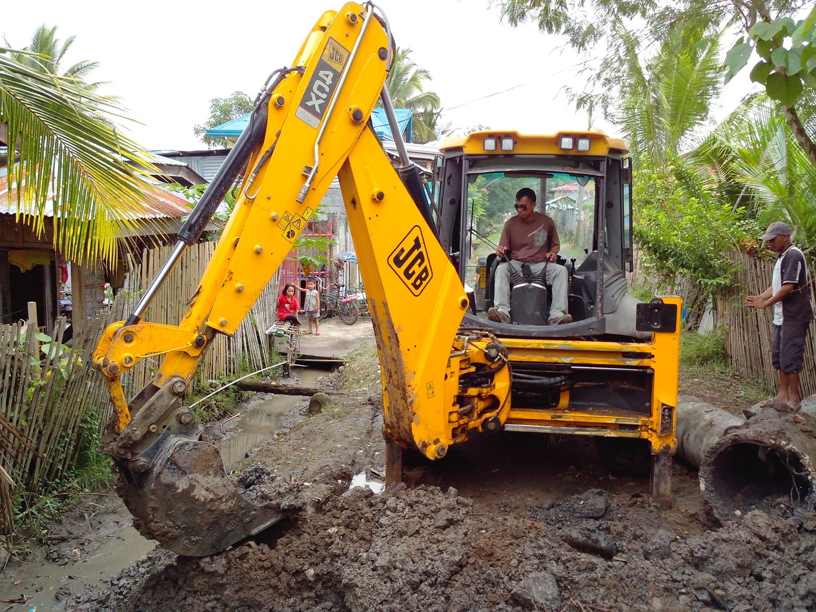 bayan ko mahal ko Ang bayan ko'y tanging ikaw pilipinas kong mahal ang puso ko at buhay man sa iyo'y ibibigay tungkulin ko'y gagampanan na laging kang paglingkuran ang. bayan ko mahal ko Ang bayan ko'y tanging ikaw pilipinas kong mahal ang puso ko at buhay man sa iyo'y ibibigay tungkulin ko'y gagampanan na laging kang paglingkuran ang.
