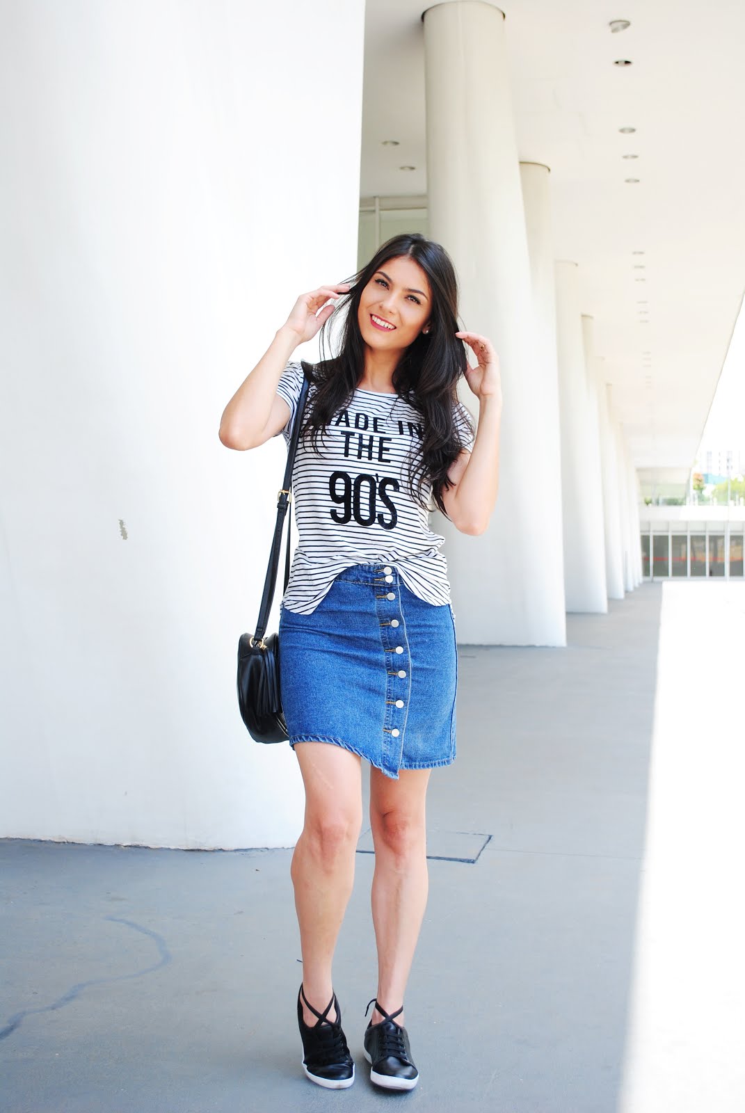 tenis com saia jeans