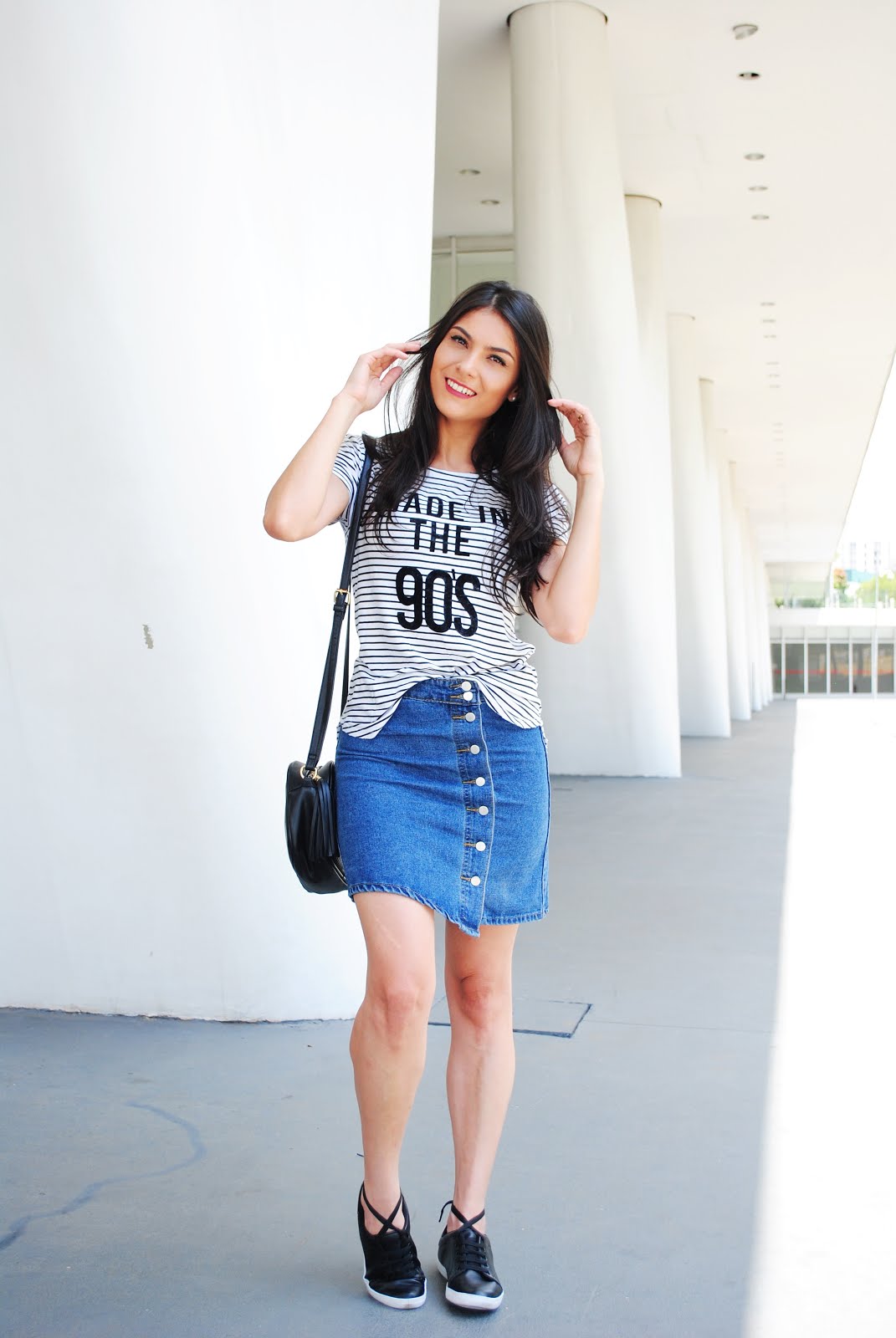 look de saia jeans com tenis