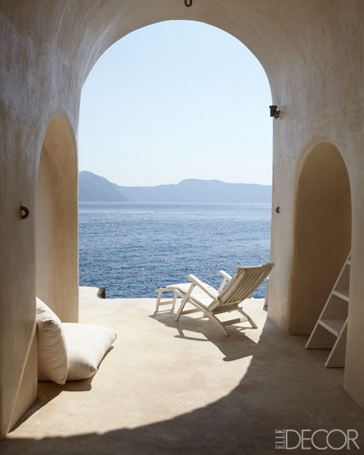 Une terrasse au soleil à Santorin via Nat et Nature