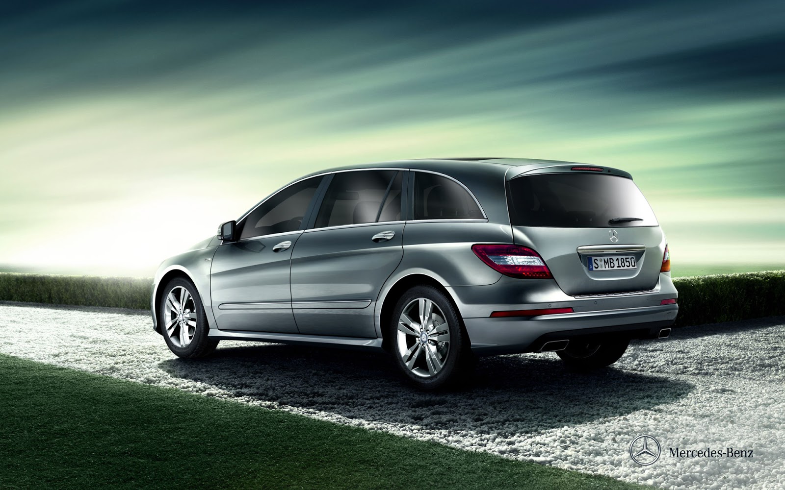 http://4.bp.blogspot.com/-Mujw8mdwBk0/UItuV0AkZDI/AAAAAAAAGJA/dmonzes_HOI/s1600/R-Class-Wagon-Mercedes-Benz-AMG-MUV-Exterior-rear-side-view-silver.jpg