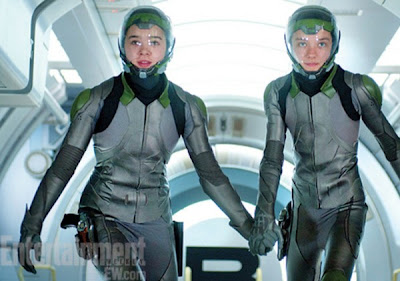 Still of Asa Butterfield and Hailee Steinfeld in Ender's Game