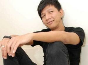 Biografi Ungu Band Ungu adalah sebuah Band besar di Indonesia.Begitu banyak karya yang telah dikeluarkan dan mendapat sambutan baik dari pecinta musik di tanah air bahkan sampai luar negeri.Penggemar Ungu Band juga begitu banyak yang selalu mendukung Ungu Band setiap Ungu merilis album.Karya Ungu tidak hanya melahirkan lagu-lagu yang bertemakan cinta, namun beberapa tahun terakhir Ungu hadir dengan album religi yang juga mendapat sambutak baik dari khalayak. Disini akan dipaparkan biografi dari personil ungu yang beranggotakan 5 orang. Pasha (Vokalis) Nama Lengkap: Sigit Purnomo S.S. TTL: Donggala, 27 November 1979 Pasha (Vokalis Ungu) Bergabung dengan Ungu karir pertama sebagai model dan telah muncul dibeberapaiklan, main sinetron bergabung dengan beberapa band sebelum bergabung dengan Ungu.Tidak banyak yang tahu bahwa pernah menjadi juara II lomba Adzan Sulawesi Tengah.Cowok ternyata pandai mengaji ini sempat berkuliah di ABA-ABI sebelum akhirnya memutuskan untuk berhenti kuliah dan memilih berkarir musik. Makki (Basis) Nama Lengkap : Makki O. Parikesit TTL : Jakarta, 23 Oktober 1971 Makki (Bassis Ungu) Bergabung dengan Ungu: 1996 Ketika sedang mengambil gelar Indiana University, Amerika Serikat. Makki memperkaya kemampuan bermusiknya dengan bermain bersama sebuah band yang bernama Joint Session, yang selain menjadi band keliling sekitar Midwest, juga merupakan band pembuka beberapa konser grup musik ternama seperti. Toad the Road Sprocket dan John Mallencamn.Ketika kembali ke Jakarta tahun 1996, Makki sempat bergabung dengan Harris Ioni dan beberapa sesi in promptu sampai akhirnya membentuk UNGU. Enda (Gitaris) Nama Lengkap: Franco Medjaya TTL :Kudus, 4 Maret 1978 Enda (Gitaris Ungu) Bergabung dengan Ungu 2000, Cowok yang akrab dipanggil Enda ini memulai karirnya sebagai teknisi gitar untuk gitaris band ini. Ketika kebutuhan akan gitaris kedua, muncul Enda membuktikan bahwa ia adalah orang tepat untuk mengisi posisi itu. Lulusan fakultas hukum Universitas Ratulangi ini mudah dikenali dengan sebuah anting dibawah bibirnya.